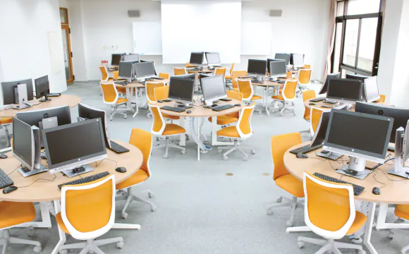 PCを活用した授業や課題の際に使用するPCルーム。